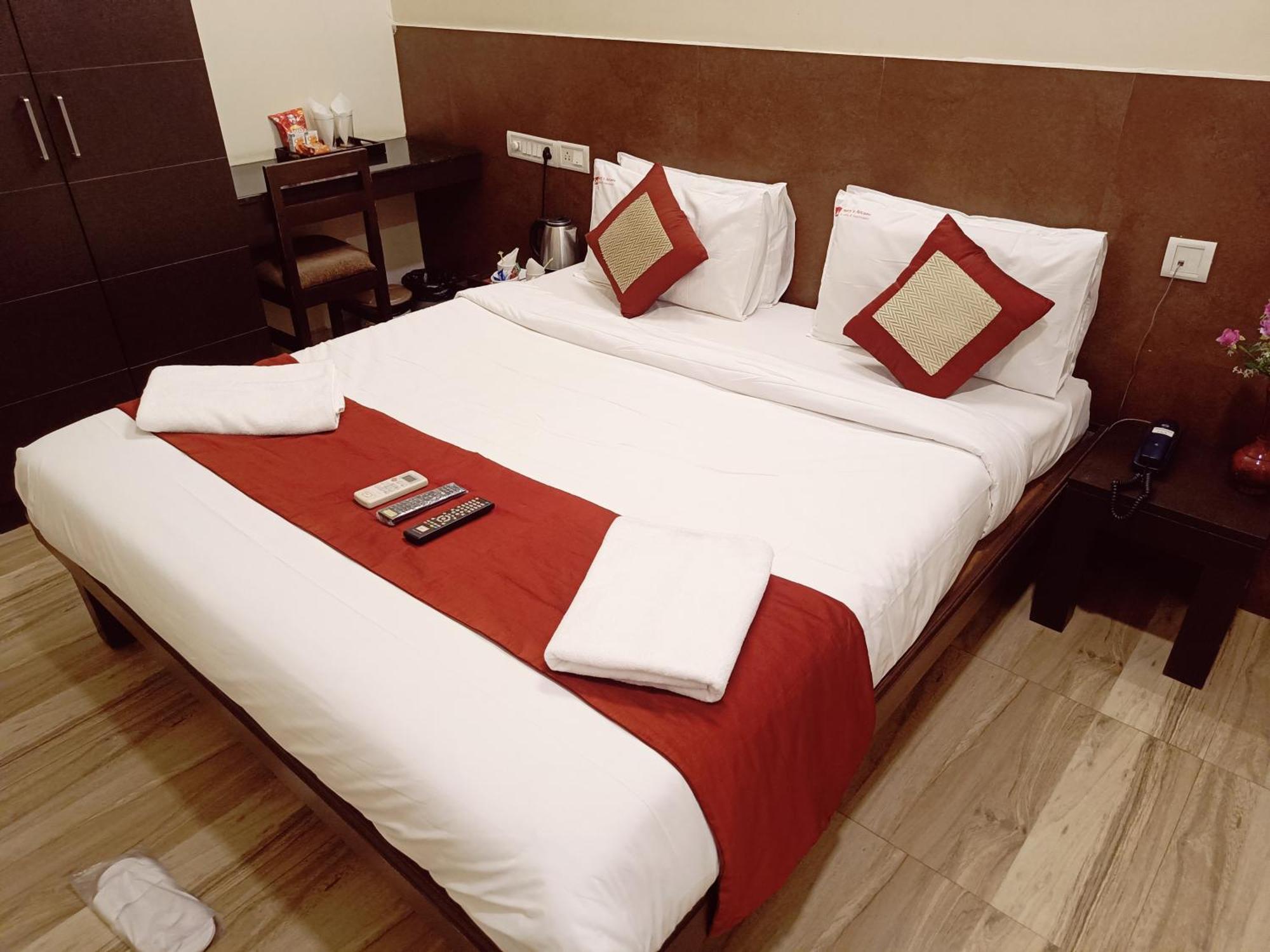 Hotel Marys Arcade Thanjavur Bagian luar foto